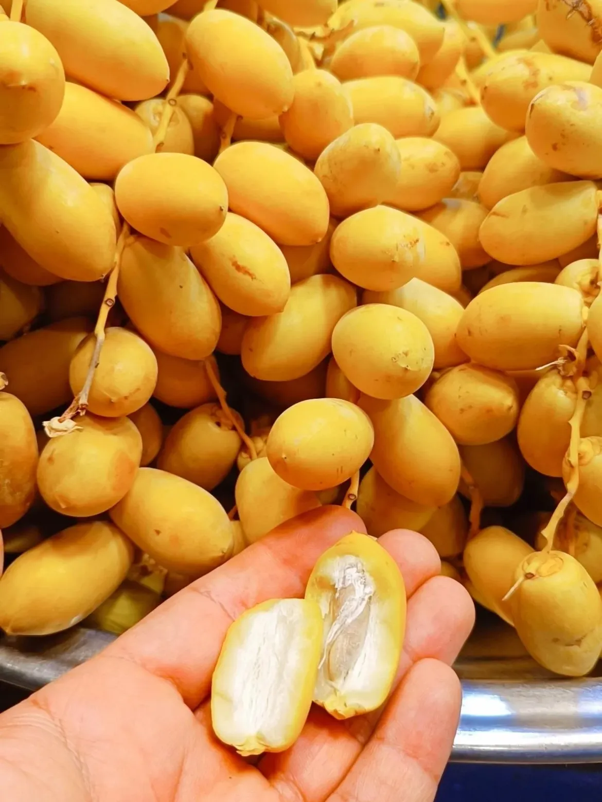 Kharak fresh yellow dates